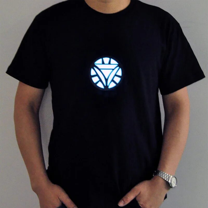 тони старк в футболке.