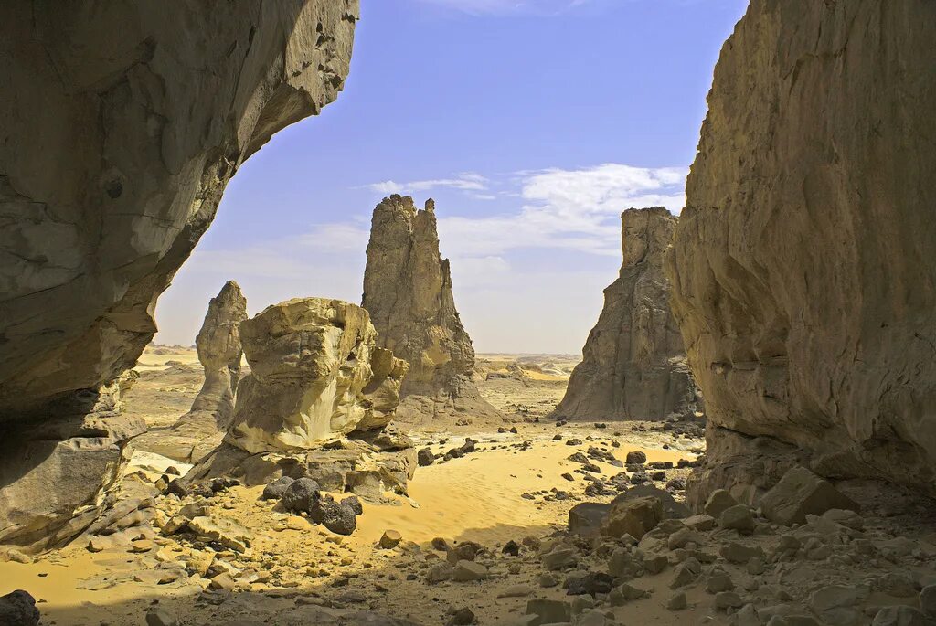 Нагорье тибести ливия. Нагорье тибести высота. Нагорье тибести высота. Массив тибести. Нагорье тибести полезные ископаемые.