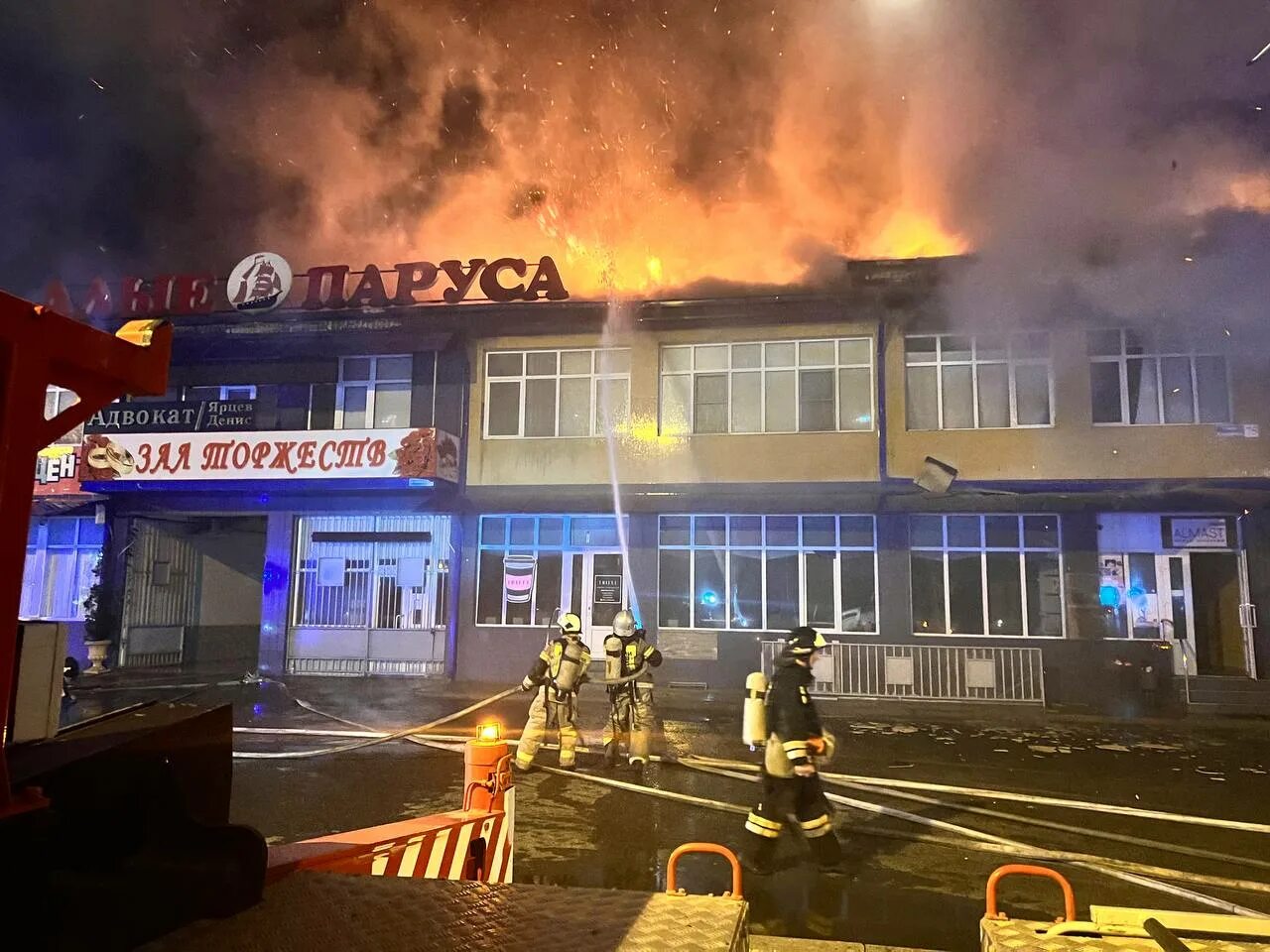 Какой торговый центр горит. Алые паруса торговый центр владикавказ. алые паруса владикавказ детский центр. ресторан алые паруса владикавказ.