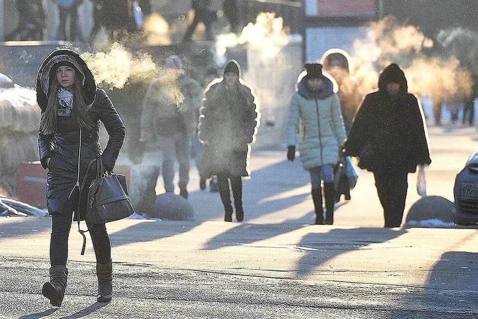 Люди зимой. Зима город люди. Мороз в городе. Люди зимой на улице. Надо одеваться потеплей