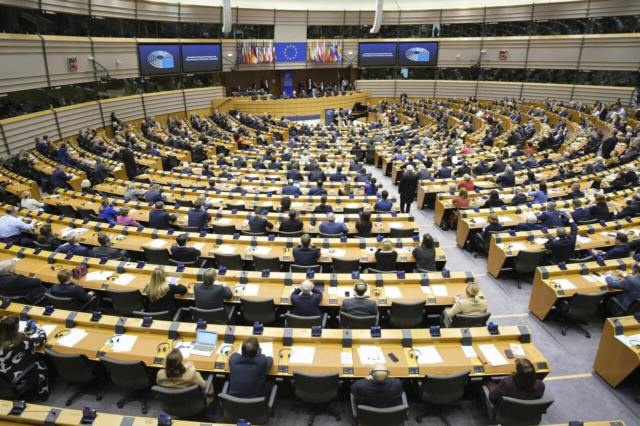 Европейский парламент страсбург. Пасе и европарламент. Европарламент венгрия. Депутаты евросоюза. Здание европарламента в брюсселе.