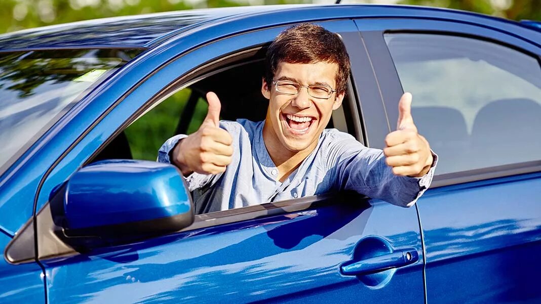 Обнимает машину. Мужик обнимает машину. Авто довольное. Мужчина о нимает машину. Обнимает машину.