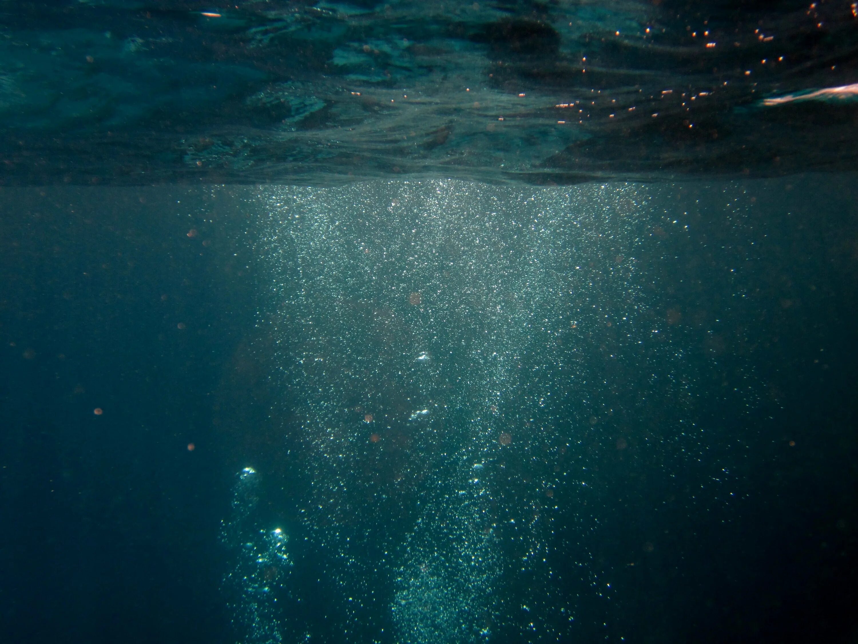 Свет через океан. Океаны. Глубина. Море под водой. Океан под водой. Морские глубины.