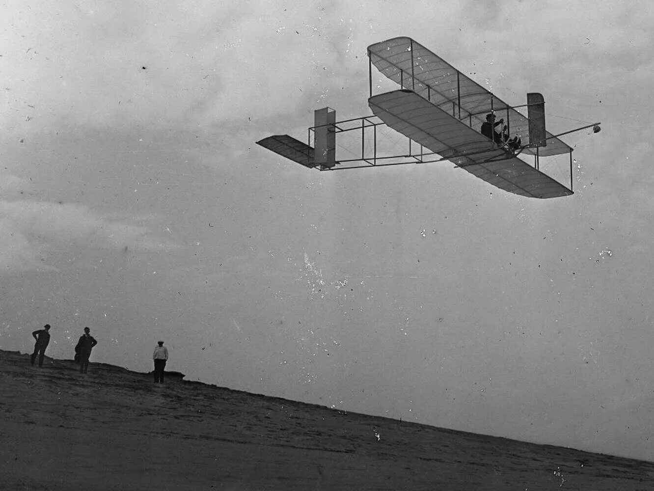 Первые самолеты видео. Первый полет братьев Райт 1903. Первый планер братьев Райт. Братья Райт первый самолет. Аппарат братьев Райт.