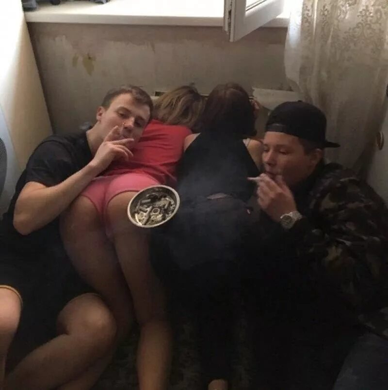 Селфи пьяных девушек. Девушка с бокалом. Пьяные девушки телеграм. Девушка с бокалом. Пьяная девушка подросток.