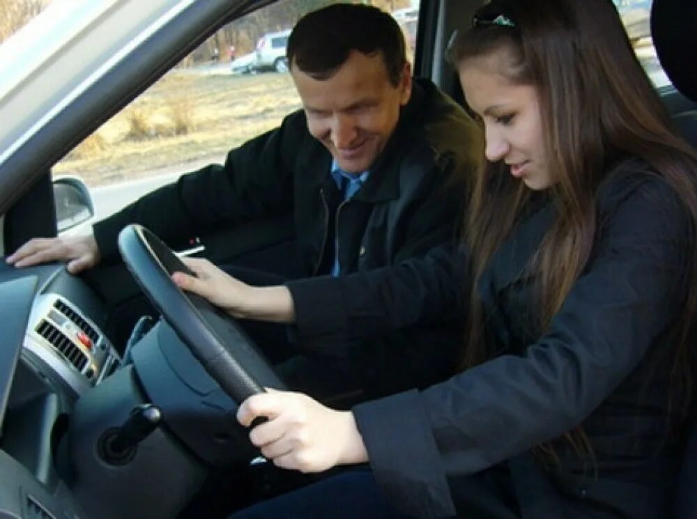 автомобиль тронулся с места. научим водить автомобиль. автомобиль тронулся с места. вождение на механике. вождение автомобиля на механике.