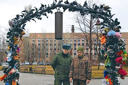 Алей ангел. Аллея ангелов. украинский солдат у аллея ангелов. аллея ангелов на донбассе. памятник в днр погибшим детям.