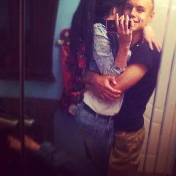 брюнетка с парнем со спины. парень с девушкой селфи. парень и девушка. красивая брюнетка с парнем. девушка брюнетка с парнем.