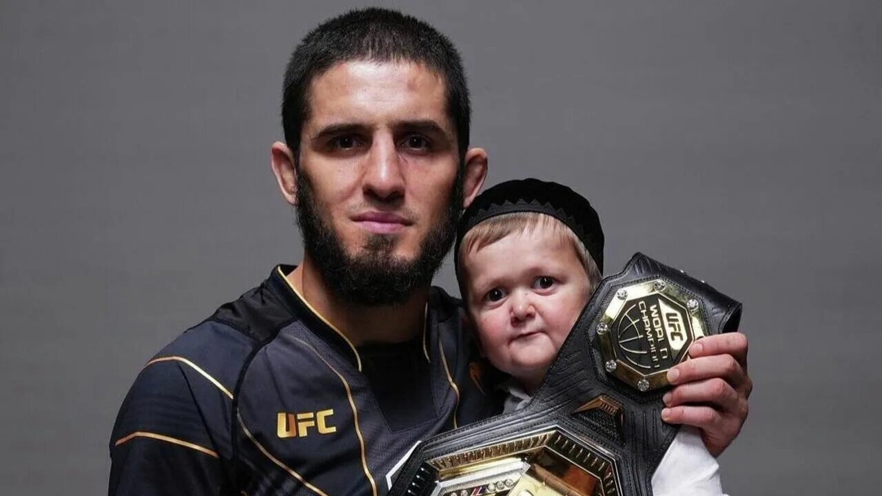 Хасбик абдурозика бой. Хасбик и махачев. Ислам махачев с поясом ufc. Хасбик махачев. Хасбула магомедов хасбик.
