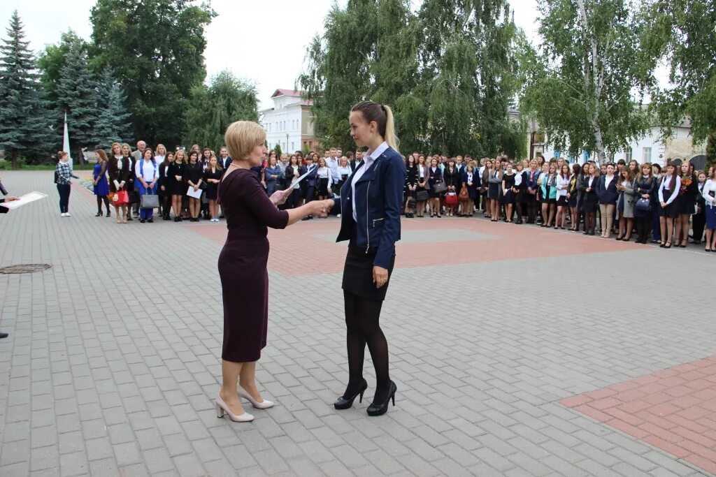 Торжественная линейка в колледже. 1 сентября в техникуме. 1 сентября в техникуме. Православная гимназия гуманитарный форма. Ставропольский строительный техникум.