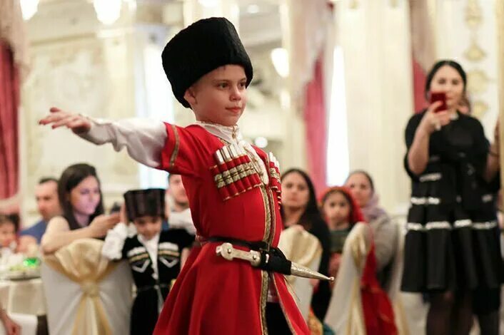 Ребенок осетин. Чеченские национальные костюмы для детей. Танцы народов Кавказа. Чеченцы национальный костюм детский. Чеченские дети.