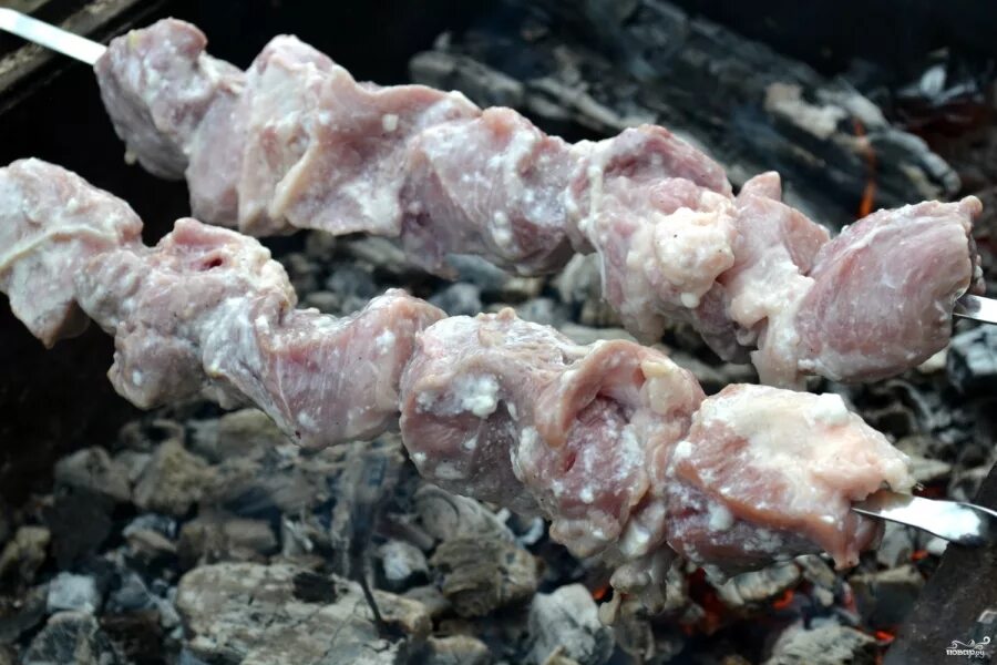 Как замариновать шашлык в кефире. Шашлык в кефирном маринаде. мясо в кефире маринад на шашлык. шашлык на кефире из свинины. маринад для шашлыка на кефире.