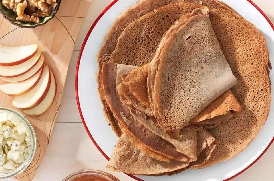 Блины из цельнозерновой муки на кефире. Ржаные блинчики. блины на ржаной муке. блины без муки. блинчики на гречневой муке.