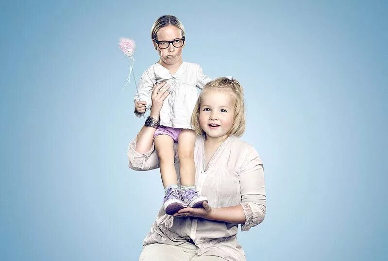 внутренний ребенок. маленький ребенок и взрослый. взрослый стал маленьким. дочка ребенок. взрослый стал маленьким.