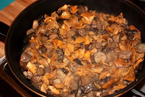 Грибы с луком и морковью на сковороде