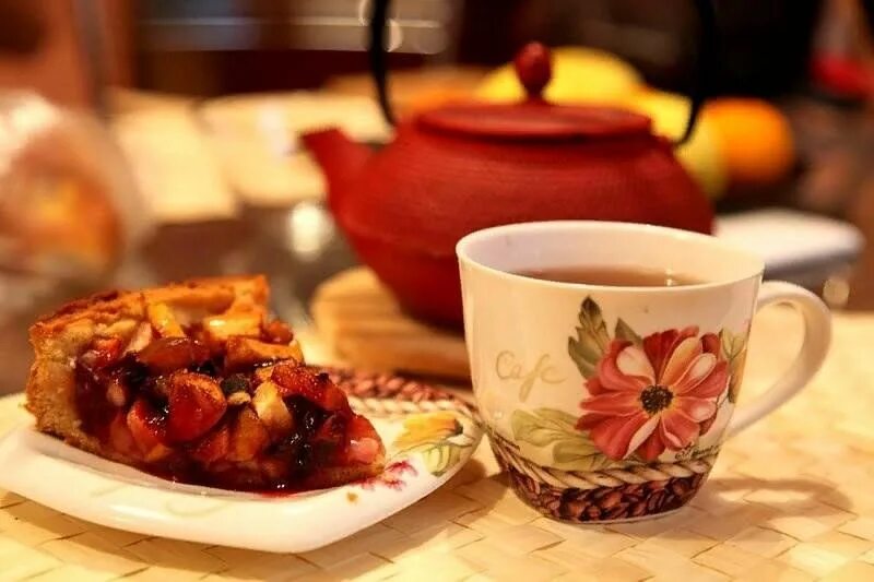 Чай или пирог. Вкусного чаепития. чай с пирогами. чаепитие с пирогами. чашка чая и пирожок.
