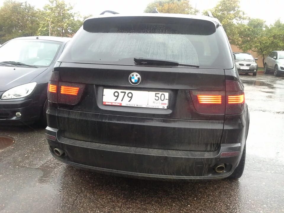 Фонарь x5 e70. Тонированные задние фонари бмв е70. тонировка фонарей е70. bmw e70 тонировка задних фонарей. е53 фары тонировка.