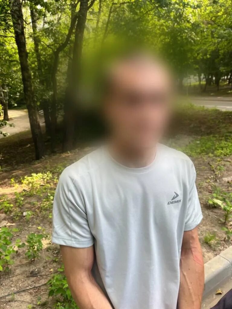 Люди в парке. Молодой человек. В зеленом парке пацаны подрались. В нижнекамске мужчина пинал женщин в парке. Скейт парк в астрахани.