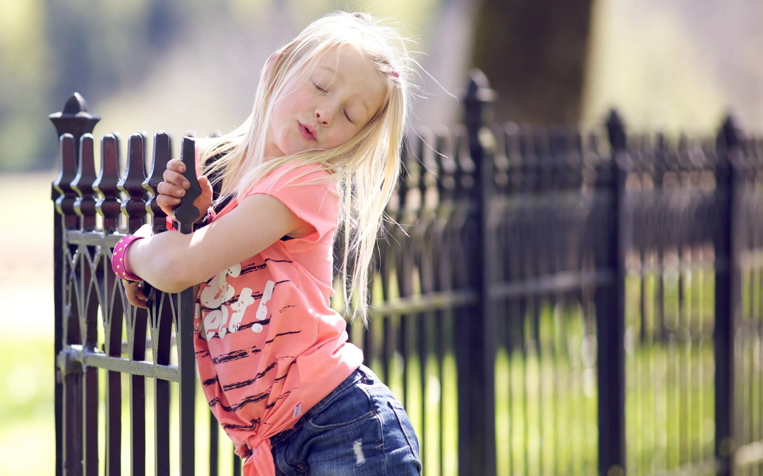 Little young girls private. Девочка на заборе. Забор для детей. Девочка за забором. Фотосессия с забором для детей.