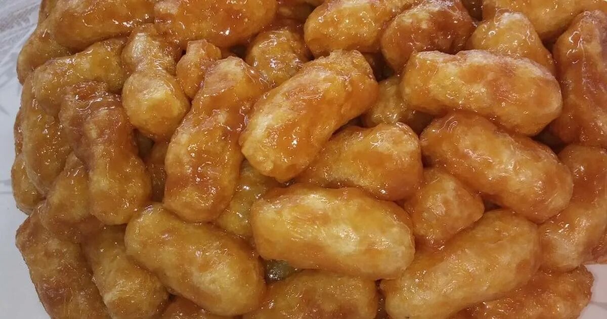 торт с кукурузными палочками и ирисками. чак чак муравейник. чак чак из кукурузных палочек и ирисок. кукурузные палочки в ирисках. десерт с кукурузными палочками.