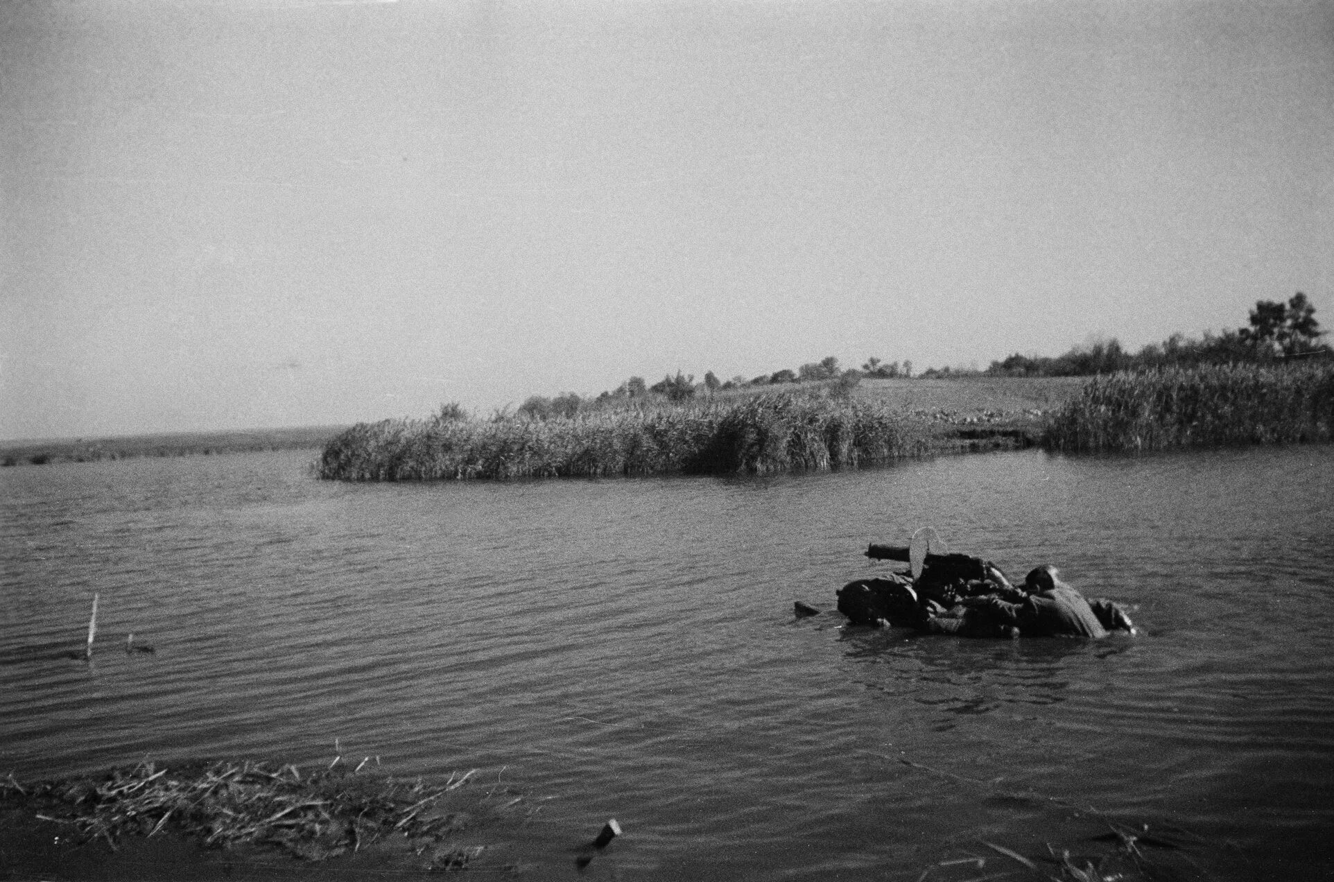 Переправа днепр. Битва за Днепр 1943. Битва за Днепр ВОВ. Переправа через Днепр 1943. Форсирование реки Днепр ВОВ.