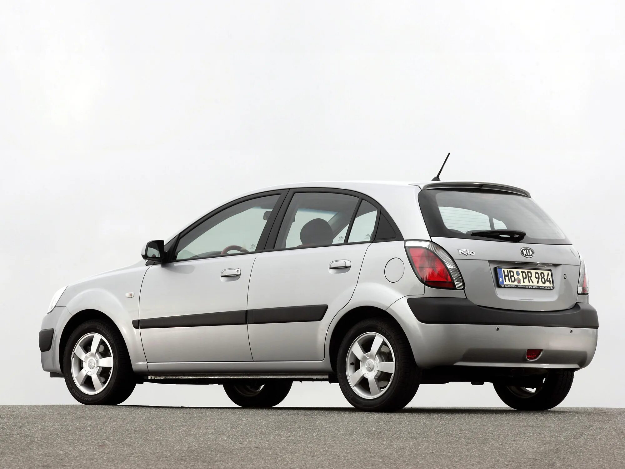 Kia Rio 2005 хэтчбек. Kia Rio II хэтчбек (2005-2011). Кия Рио хэтчбек 2005. Kia Rio 2008 хэтчбек.