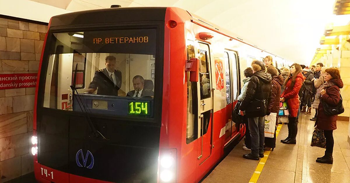 Юбилейный вагон метро красный. Красные вагоны метро СПБ.