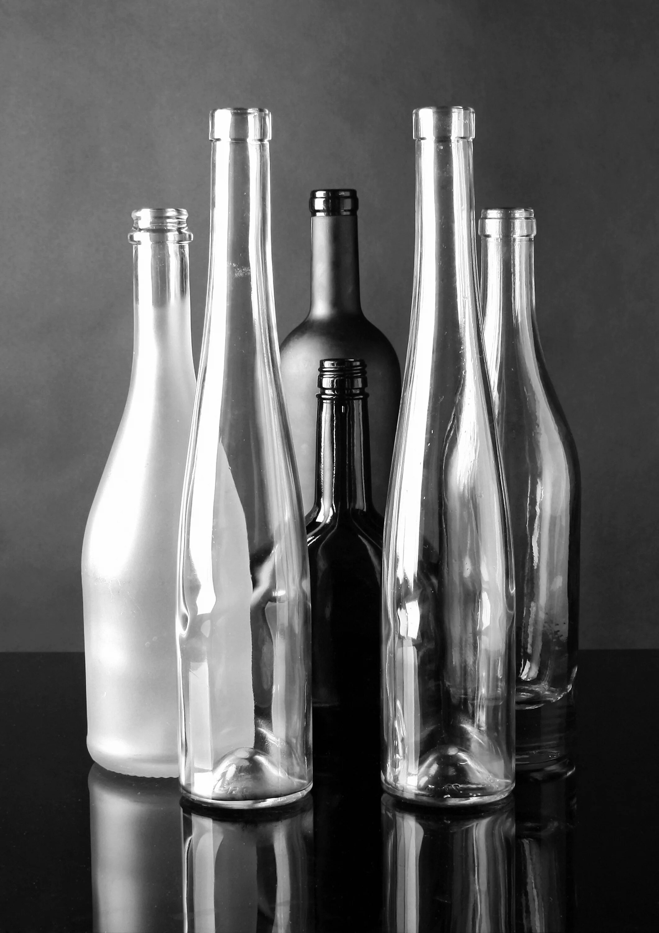 Стеклянные бутылки темная. Стеклянная бутылка. Красивые стеклянные бутылки. Бутылка прозрачная стеклянная. Красивые стеклянные бутылочки.