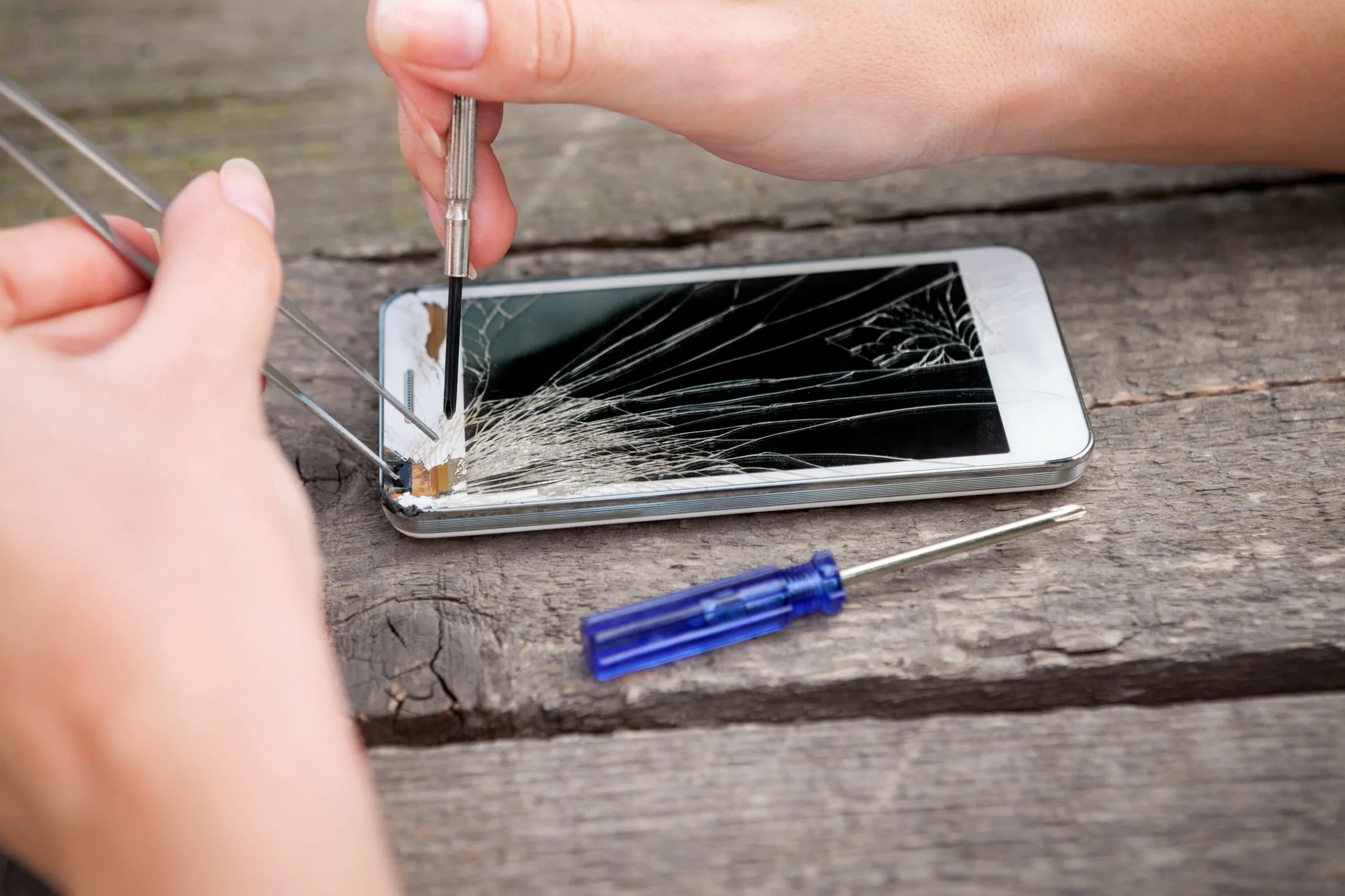 Как можно разбить экран телефона. Iphone screen repair. лайфхаки для разбитого экрана телефона. смартфон под углом. нагреваем смартфон для расклейки дисплея.
