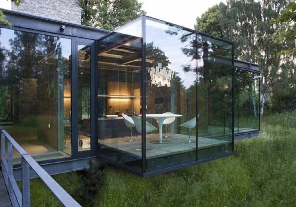 T me glass house. Дом с прозрачными стенами. Дом со стеклянной стеной. Стеклянный домик. Дом из металла и стекла.