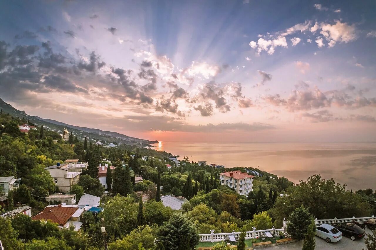 Алупка это. Алупка 2022. Алупка Крым. Курортный город Алупка. Алупка панорама.