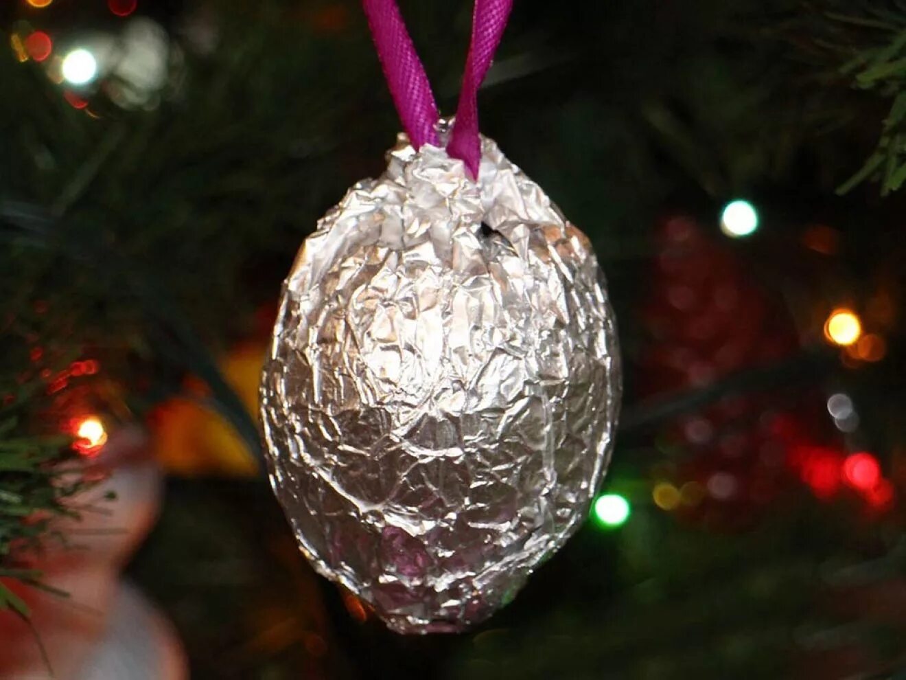 Как сделать игрушку на елку шарик. Елочная игрушка из пенопластового шарика. Елочная игрушка своими руками из пенопластового шарика. Как сделать игрушку на елку шарик. Новогодниеигрущшки своими руками.