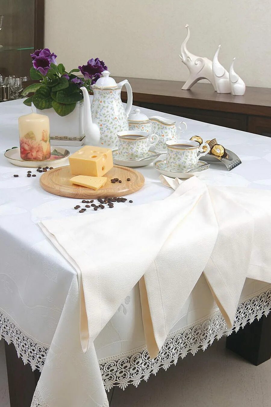 Красивая сервировка стола. Сервировка стола. Красивая посуда. Сервированный стол. Сервировка праздничного стола в кафе.