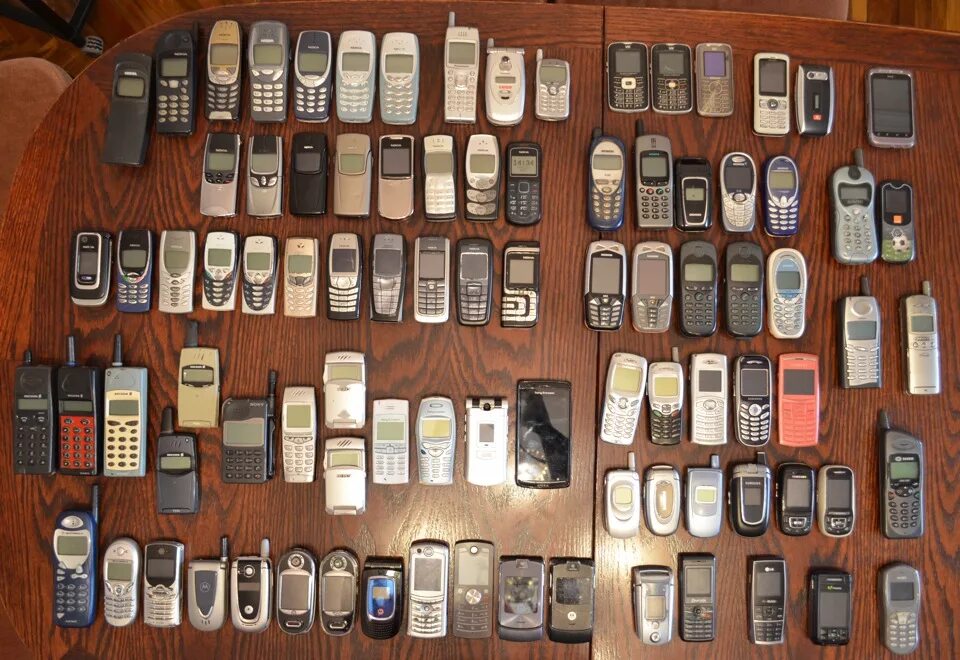 Покупка старых телефонов. Старые Сотовые. Старый телефон. Коллекция старых телефонов. Старинные Сотовые телефоны.
