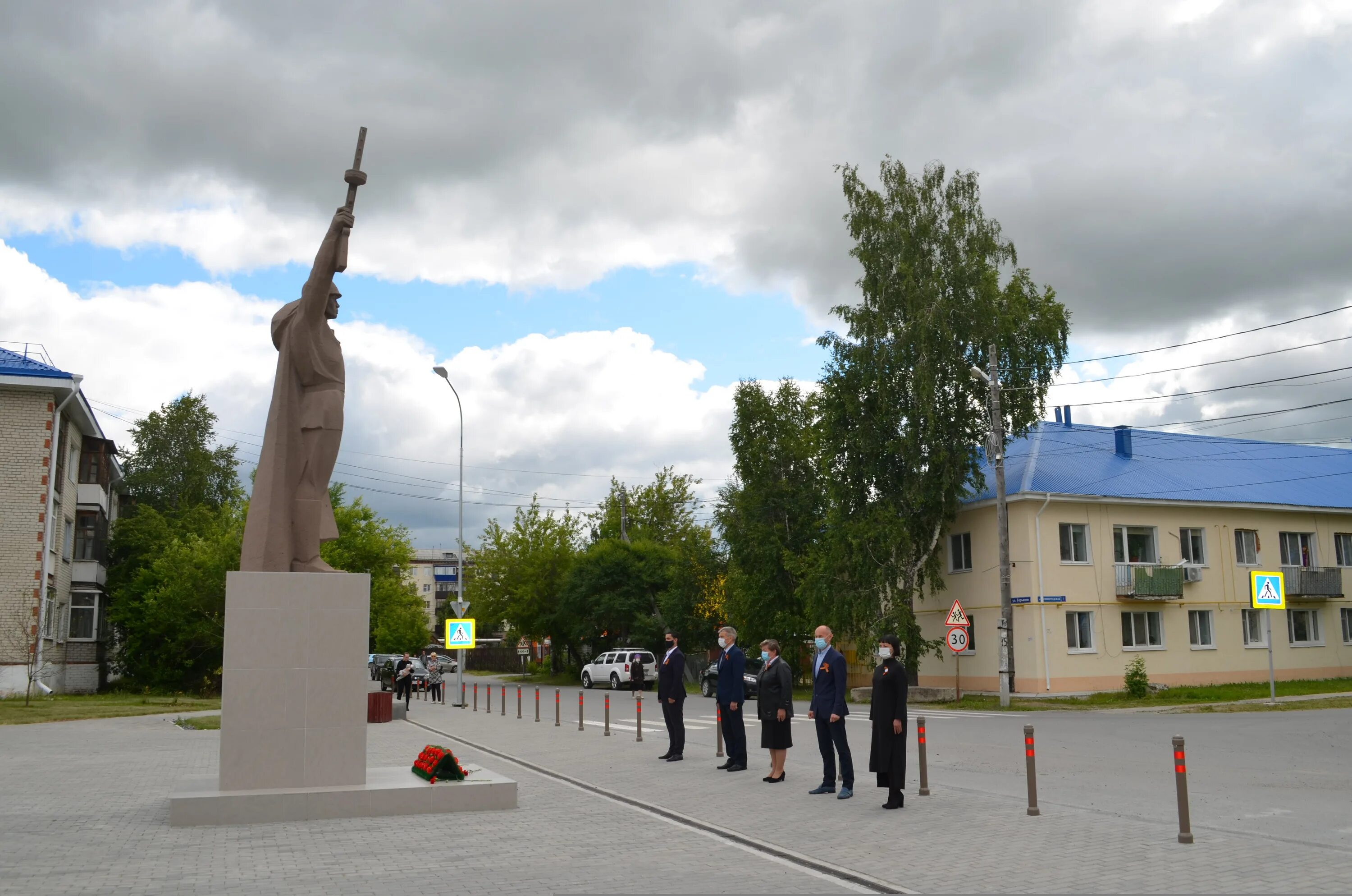 Посёлок Боровский Тюменской области. Поселок Боровский парк памятник воину-освободителю. Тюмень поселок Боровский. Памятники п. Боровский Тюменский район. П боровский тюменский район