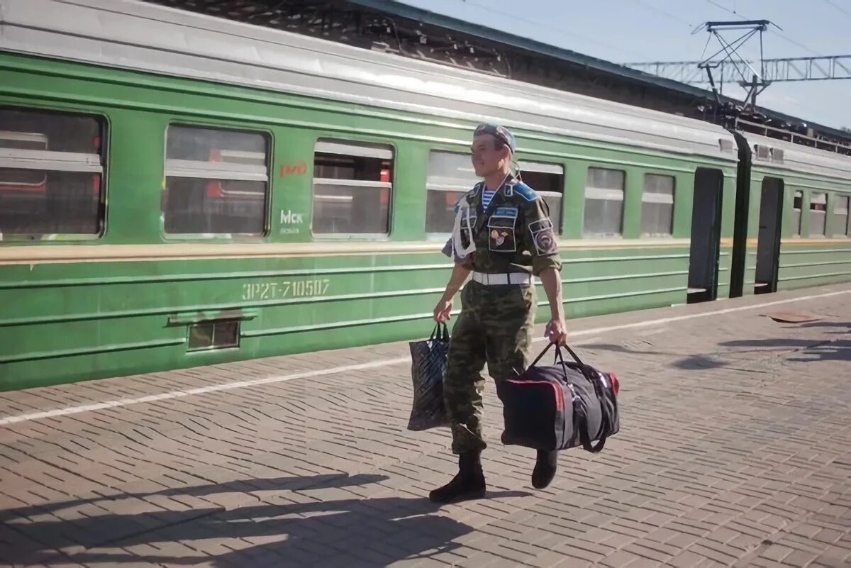 Дембель на вокзале. Солдат на перроне. Солдаты на вокзале. Поезд в армию.