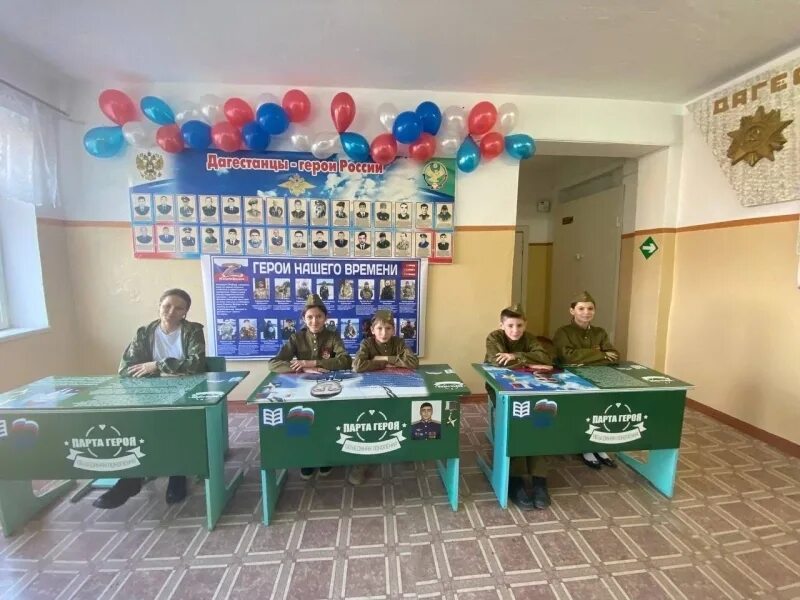 Оформить парту героя. Парта героя проект. парта героя в школе. открытие парты героя. акция парта героя.