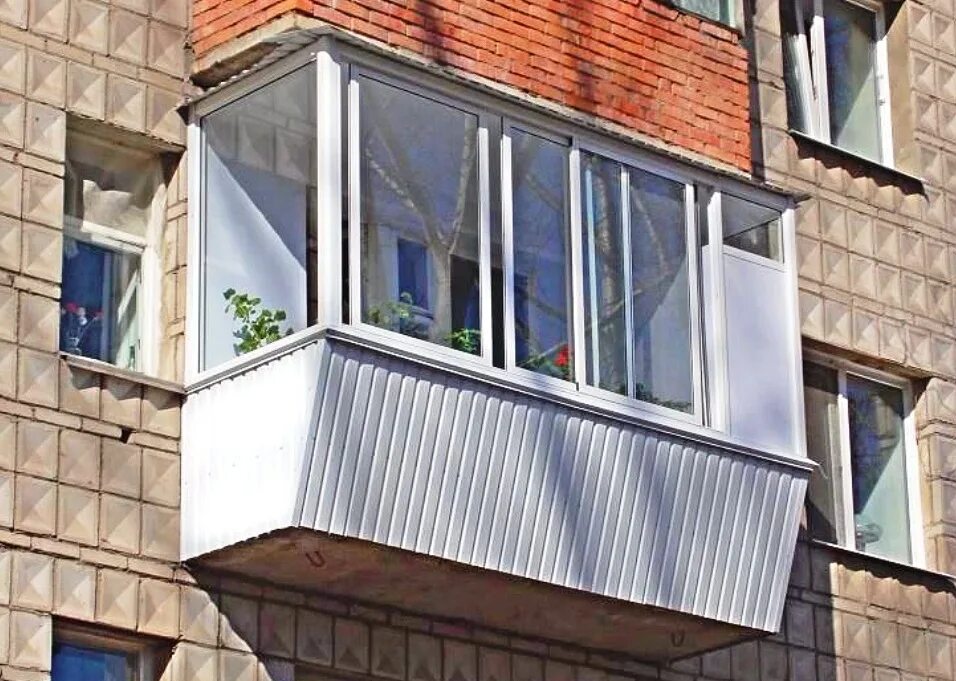 Остекление балконов ижевск. Выносное остекление балкона. Балкон снаружи. Балкон с выносом. Пластиковый балкон.