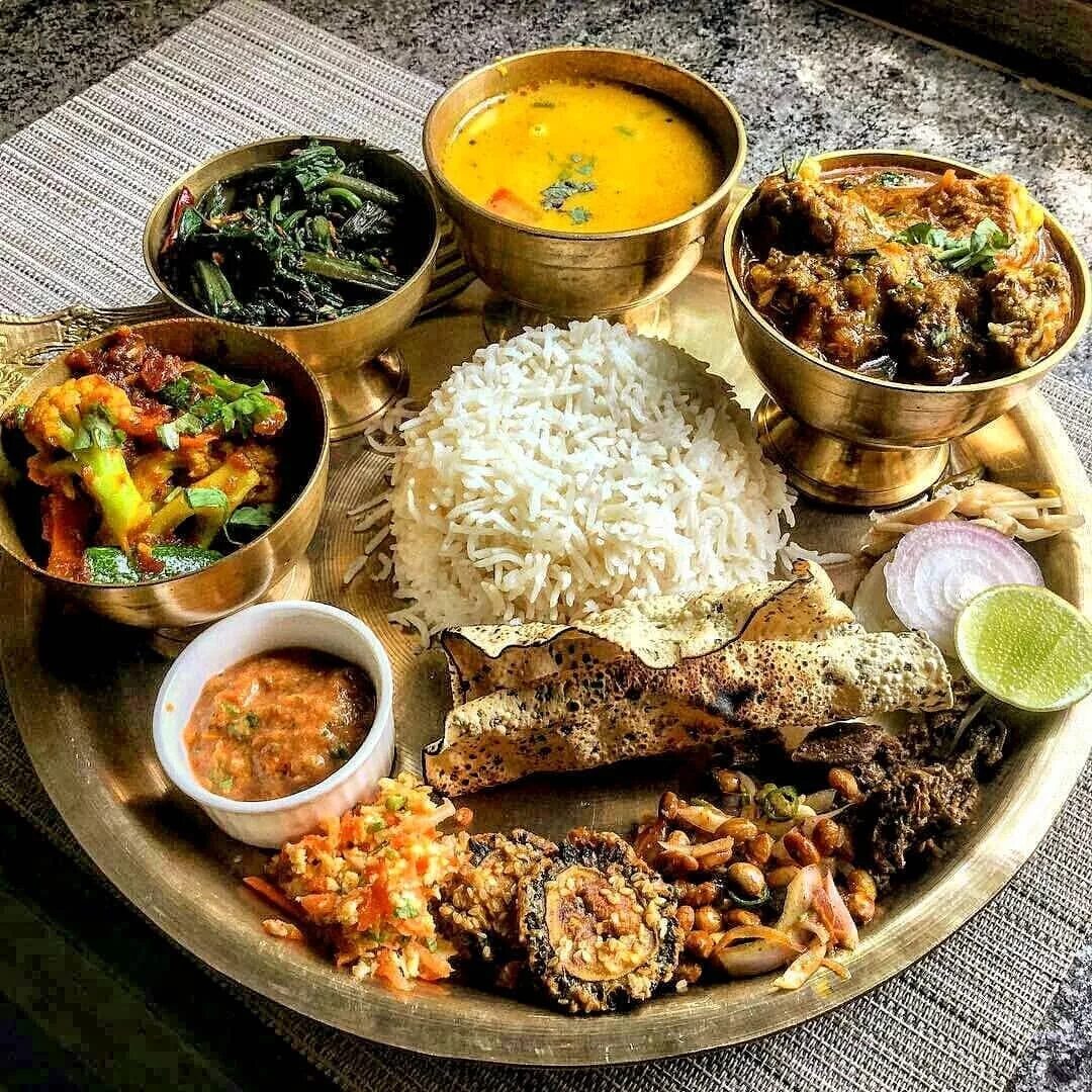 Кухня разных народов. Индийская кухня тхали. Индийское блюдо алу Патры. Национальная кухня Индии масала ДОСА. Тхали ресторан индийской кухни.