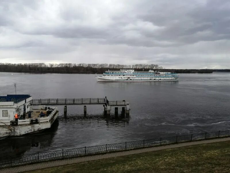 теплоход апрель