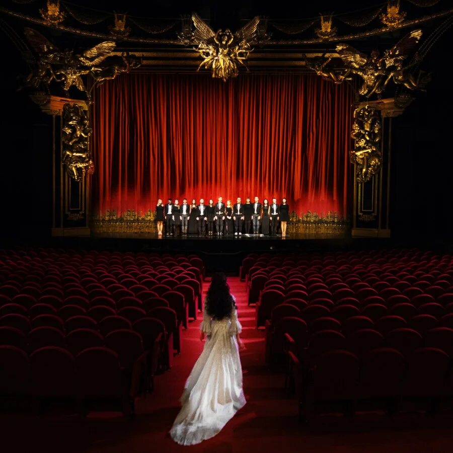 Театральное исполнение. Комедия о трагедии спектакль. Rigoletto опера. Театральное исполнение. Оперное искусство.