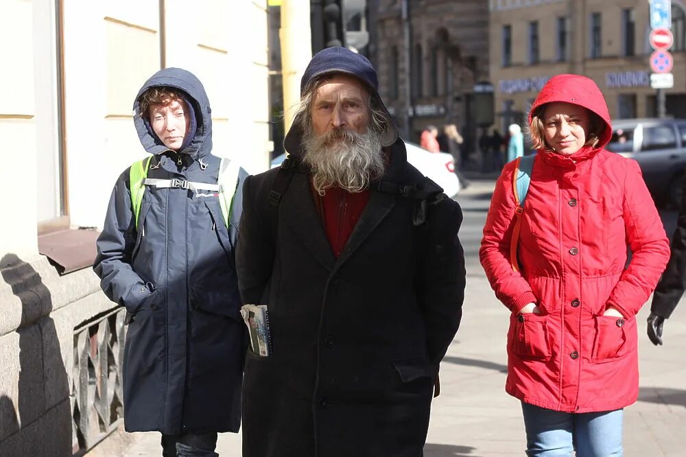 Целуется с бомжами в питере. Питерский бомж экскурсовод.