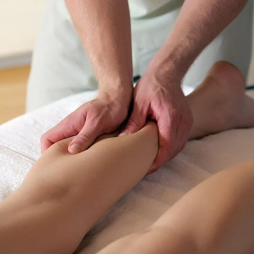 Massage ноги. Массаж ног. Лимфодренажный массаж ног. Лимфодренажный массаж тела. Массаж ступней.