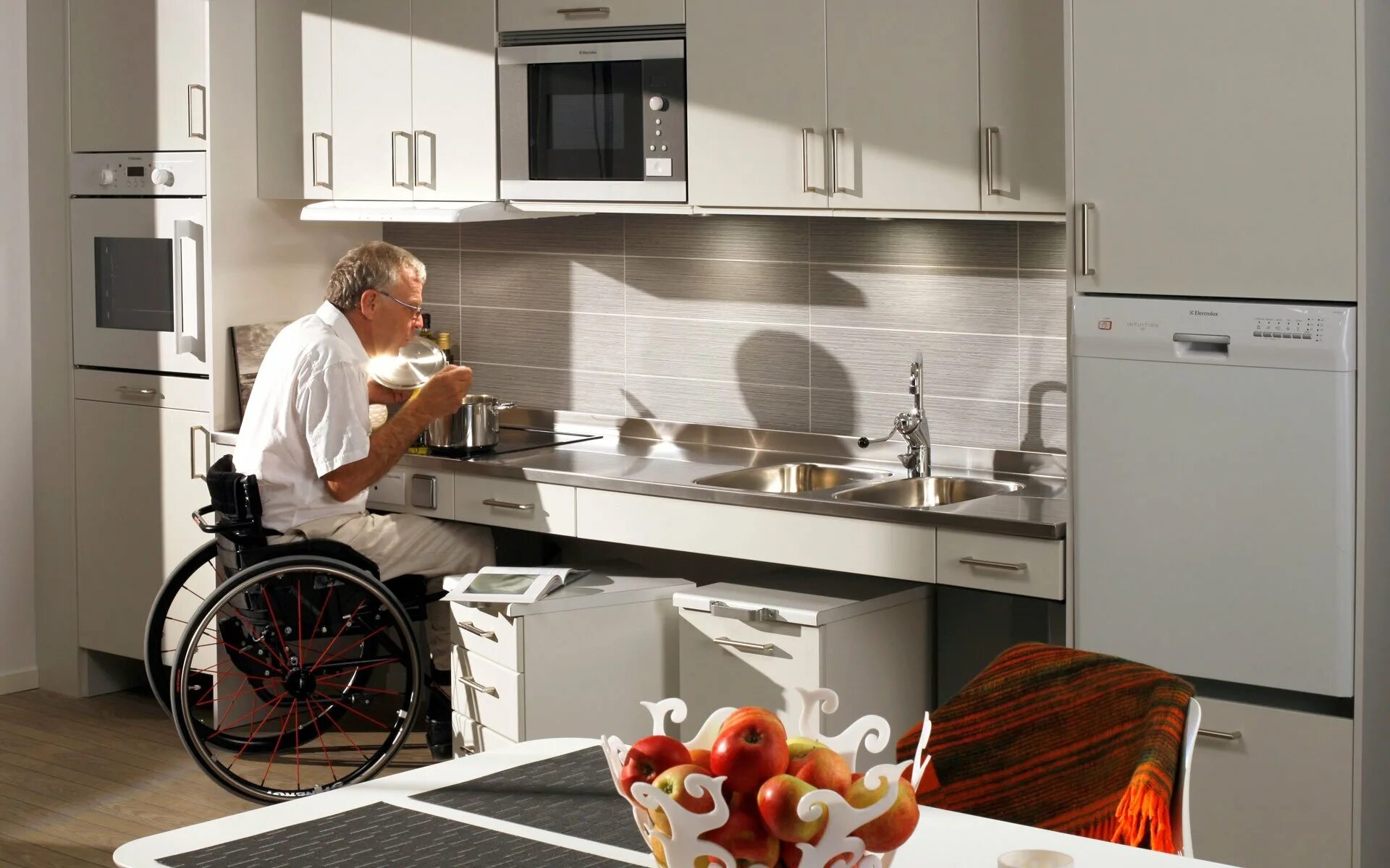 Покупка жилья инвалидам. Hettich подвесной лоток Cosario. Кухня для инвалидов. Кухня для колясочника. Кухня для людей с ограниченными возможностями.
