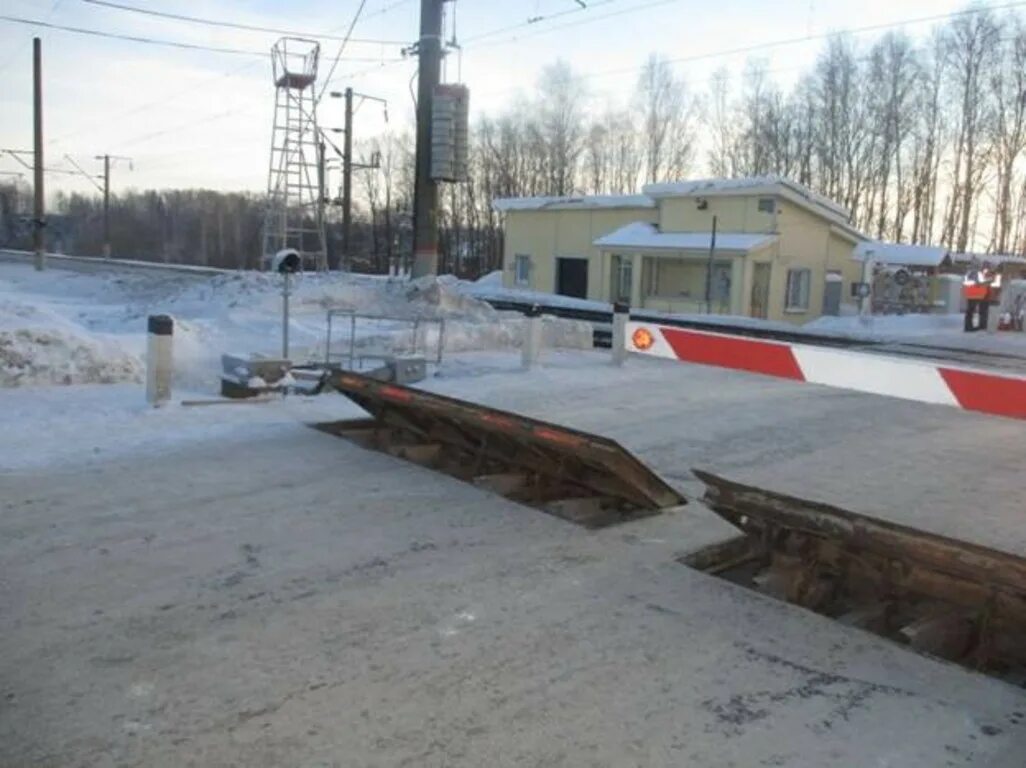 Переехать в киров. Киров Нововятский переезд. ЖД переезд в Нововятске. ЖД переезд в Пасегово. Железнодорожный переезд Киро.