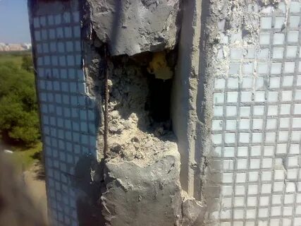 Щель в стене панельного дома