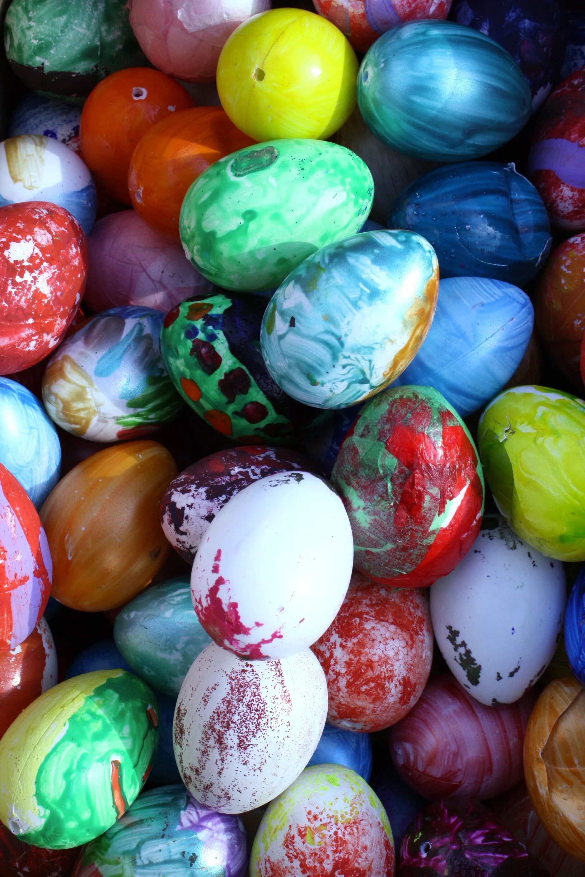 Разноцветные яйца на пасху. Пасхальное яйцо. Разноцветные яйца. Разноцветные пасхальные яйца.