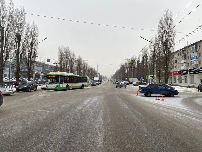 26 01 2023. Происш Воронеж. Автобус 61 Воронеж. Воронеж авария на Ленинском проспекте 21.04.2022.