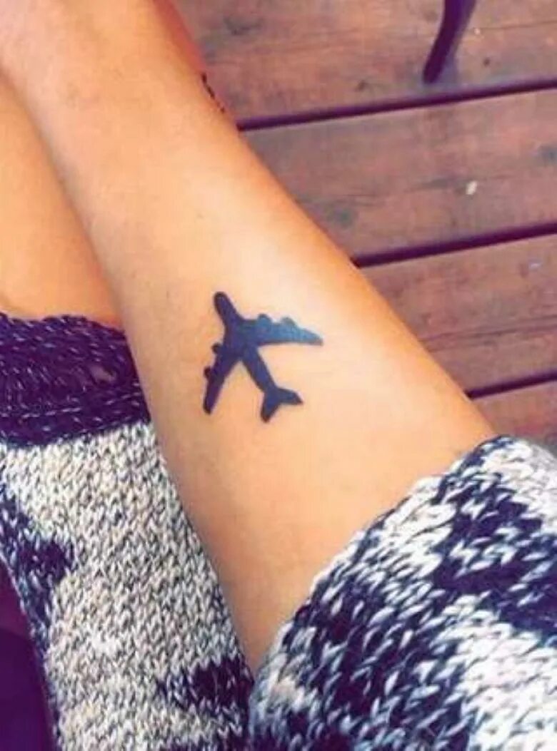 Тату надпись выход есть. Татухи на руку мужские небольшие. Тату самолет. Татуировка самолет на запястье. Тату самолет.