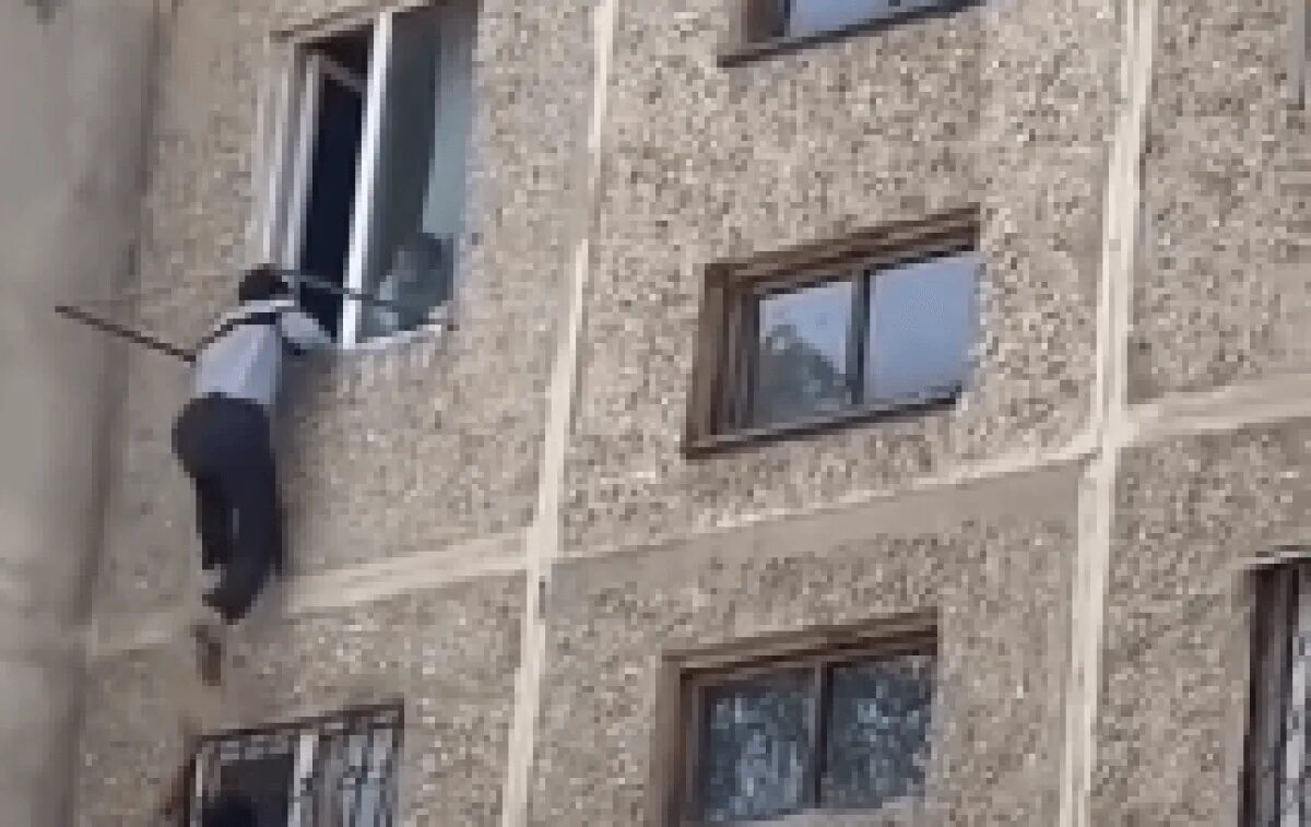 Парень спас детей. Прыгнул с третьего этажа. парень под окном.
